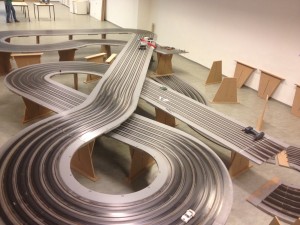 Die 40 Meter lange Slotracing-Bahn aus Holz